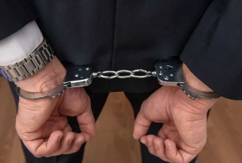 Чиновники в Колпине выбрасывали деньги из окон во время обысков