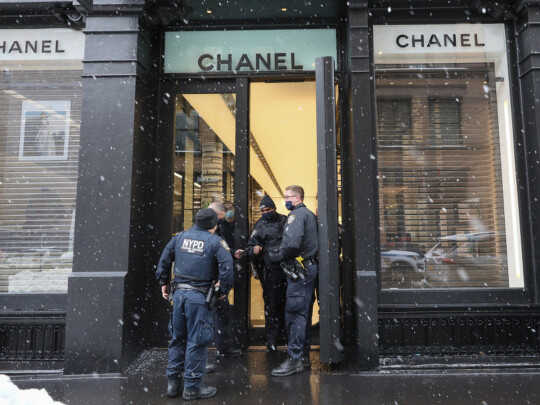 В Нью-Йорке совершен налет на магазин Chanel, похищены сумочки