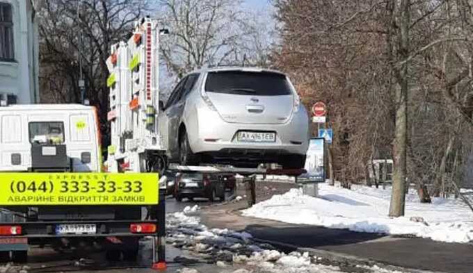 В Киеве эвакуатор увез машину «слуги народа» Куницкого, пока он был на съезде партии