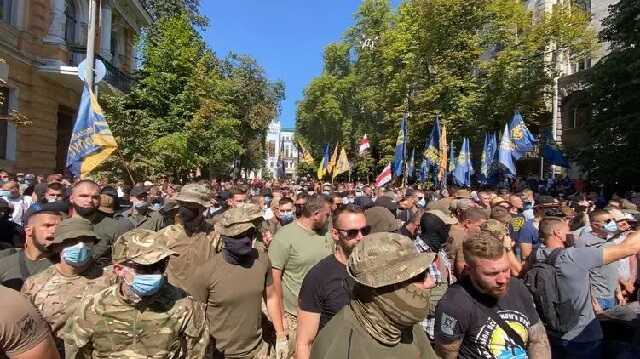 Появилось видео жестких столкновений Нацкорпуса с полицией под Офисом президента