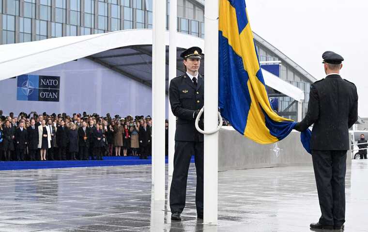 Флаг Швеции подняли в штаб-квартире НАТО