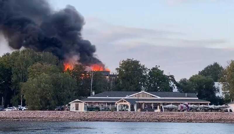 В Санкт-Петербурге загорелось здание бывшего фитнес-клуба