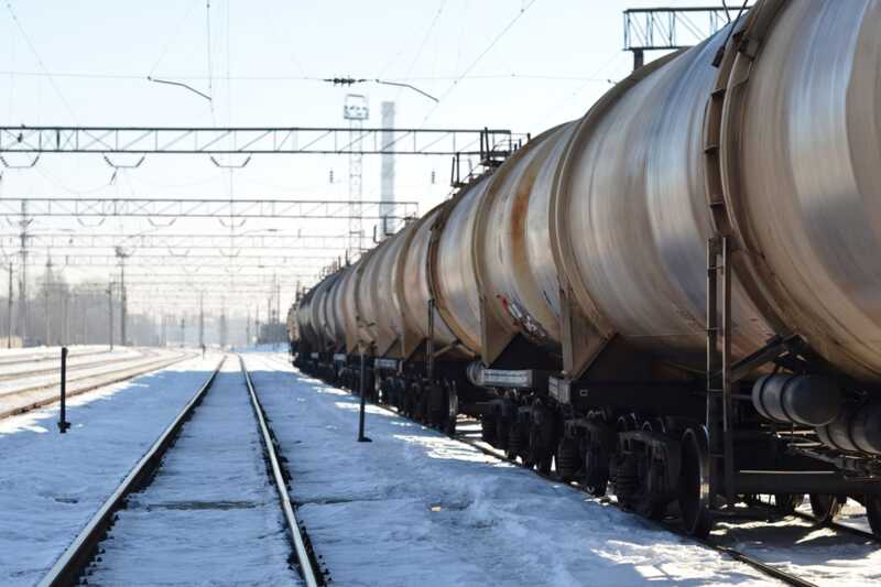 В Ленинградской области пенсионер оказался под электричкой и выжил