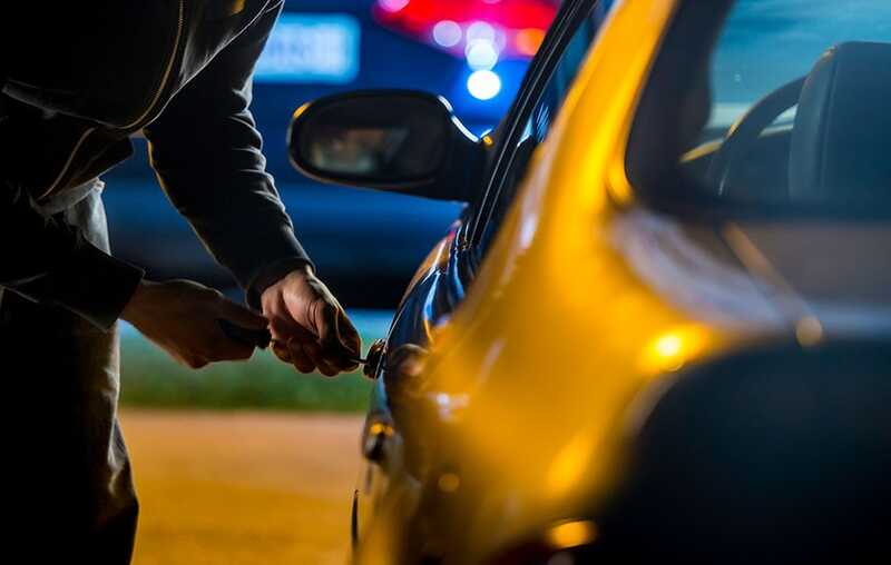 В Польше мужчина пытался угнать автомобиль, но не заметил пассажирку