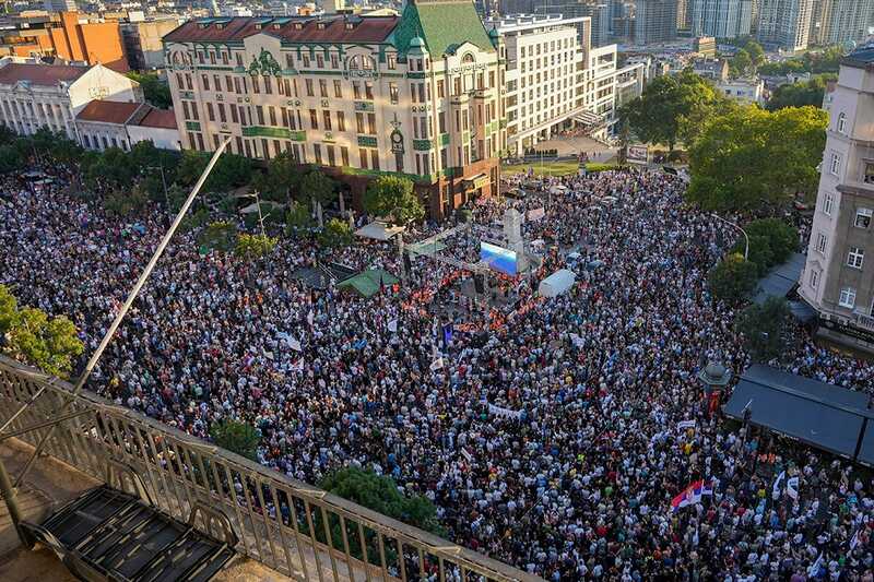 Протестующие в Сербии блокируют улицы с помощью сельскохозяйственной техники, требуя отставки властей