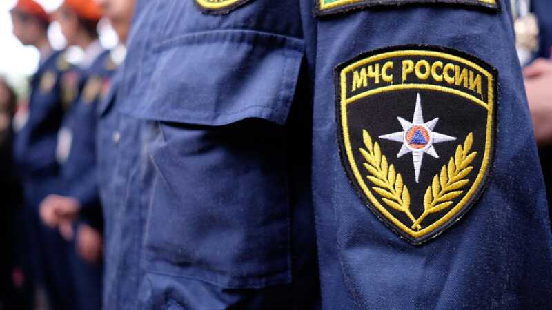 В Приморье пассажирский микроавтобус был заблокирован на дороге из-за потоков воды