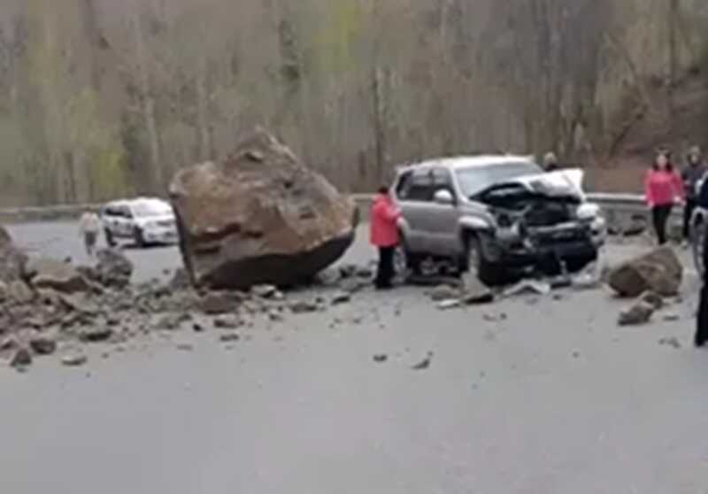 В Приморье камни упали на дорогу и придавили автомобили