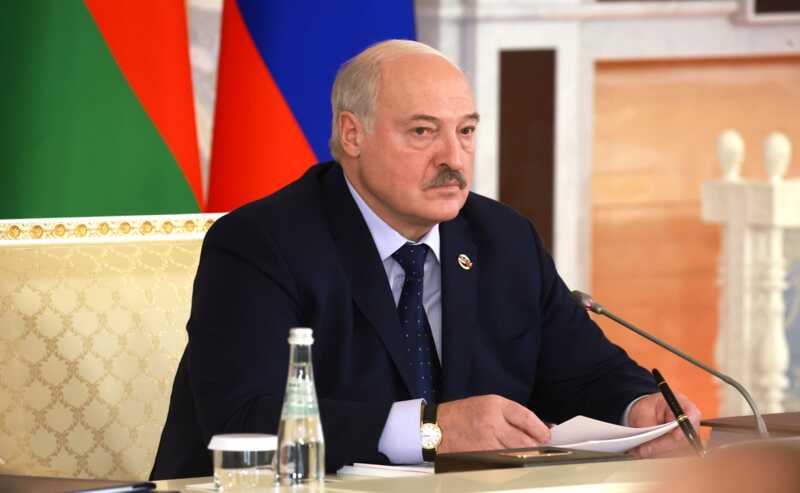Лукашенко признал, что "слегка задержался у власти" для подготовки преемников
