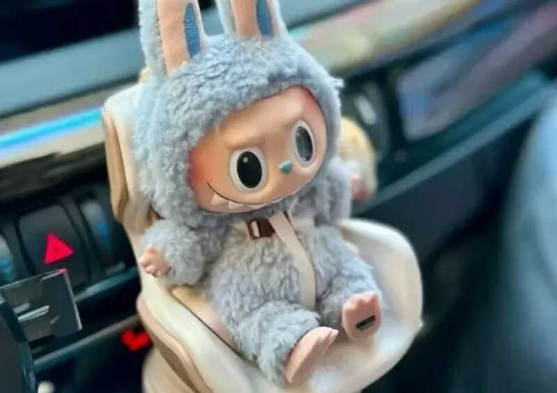 Игрушка за сотни долларов: плюшевые монстры Labubu становятся инвестицией