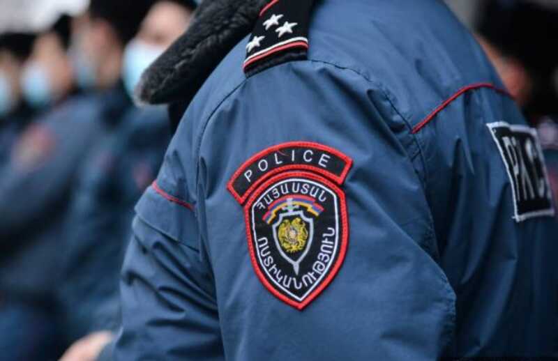 В Армении полиция штурмует резиденцию Католикоса: священнослужители заблокировали проход