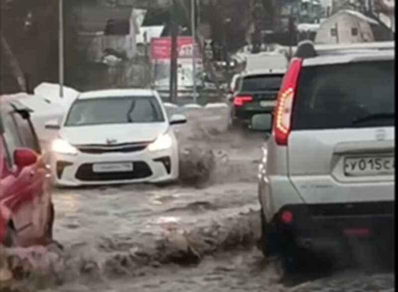 В Ленинградской области автомобили выезжали с парковки вплавь