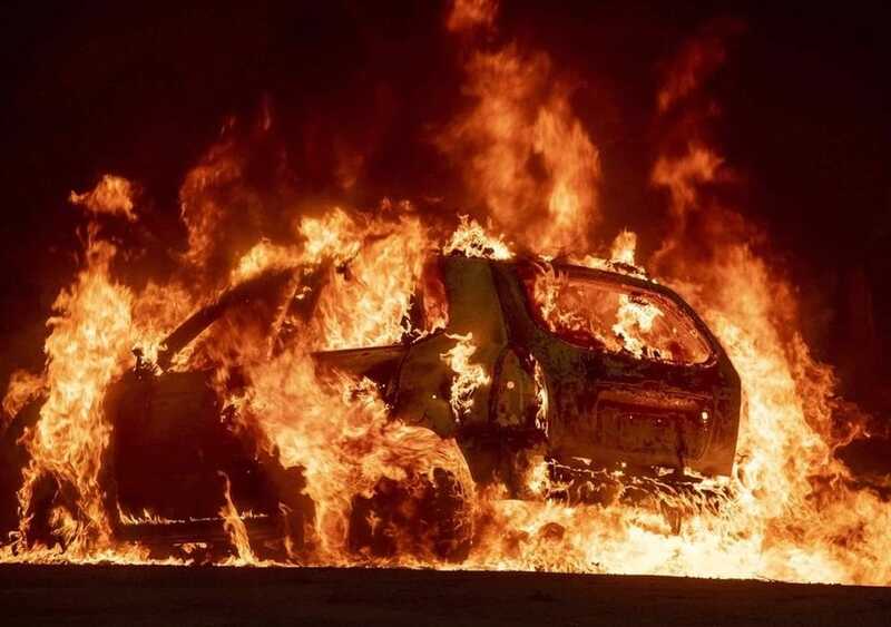В Москве посреди дороги вспыхнул и взорвался автомобиль