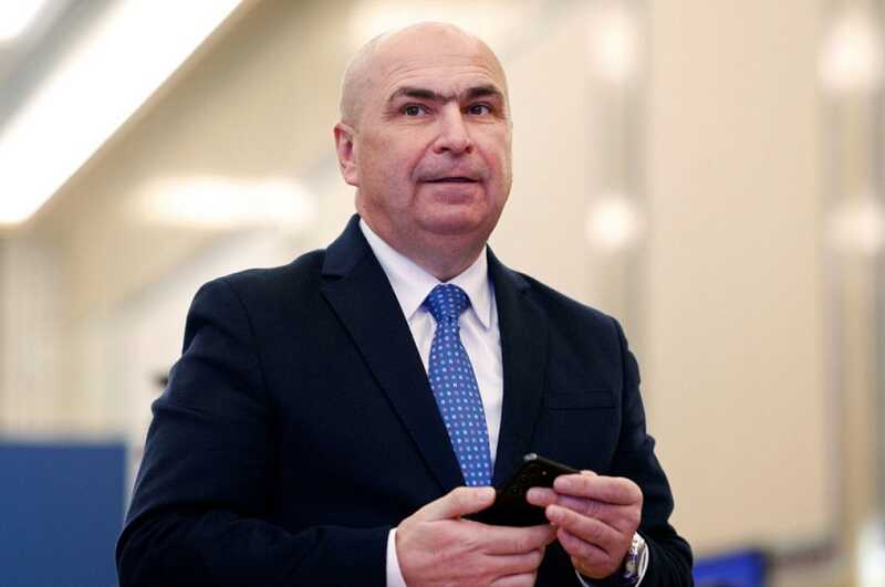 Премьер Румынии взялся за швабру: видео в соцсетях вызвало разногласия среди населения