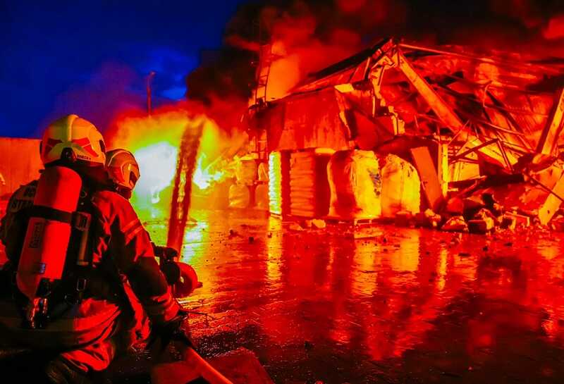 Пожар в польском городе охватил производственный склад: спасатели призывают жителей не покидать свои дома