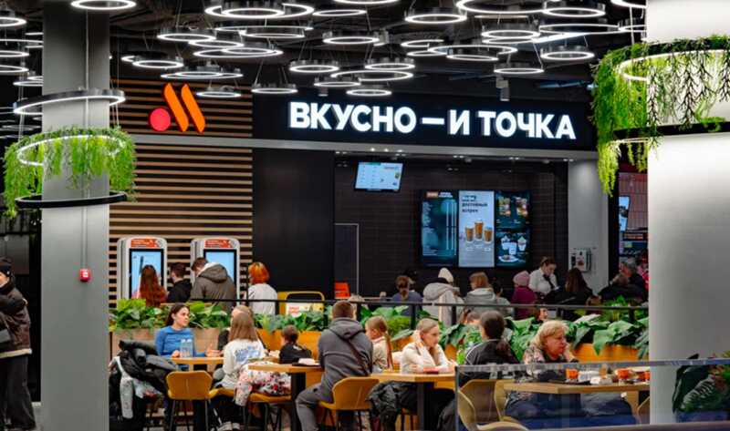 Сотрудник «Вкусно — и точка» объяснил инцидент со плевком, сославшись на угрозы со стороны клиентов
