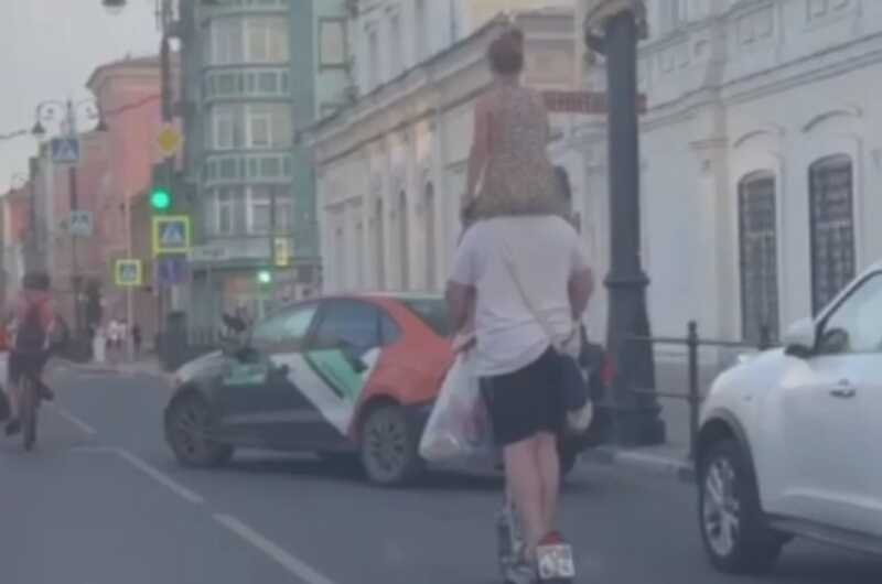Правоохранительные органы Самары разыскивают человека на самокате, который ехал по дороге с девочкой на плечах