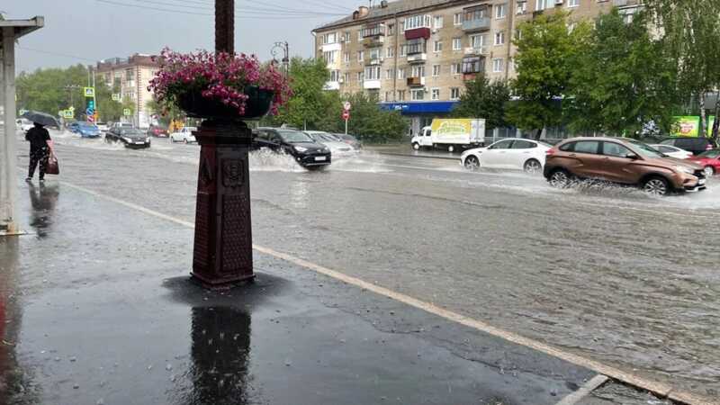 Две дамы оказались внутри автомобиля, окружённого огромной лужей, в центре Москвы