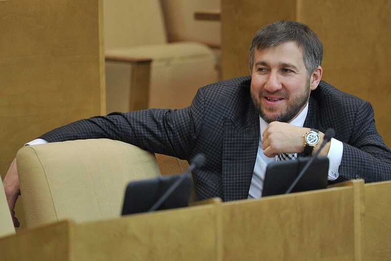 Парламентарию Григорию Аникееву было предложено задействовать контакты для уменьшения напряжённости между Москвой и Баку