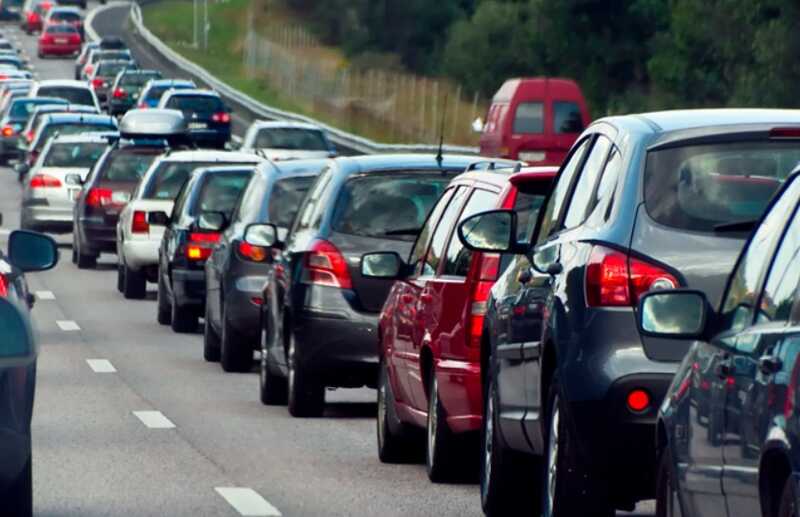 В Екатеринбурге автомобилисты перекрыли дорогу ради свадебного танца