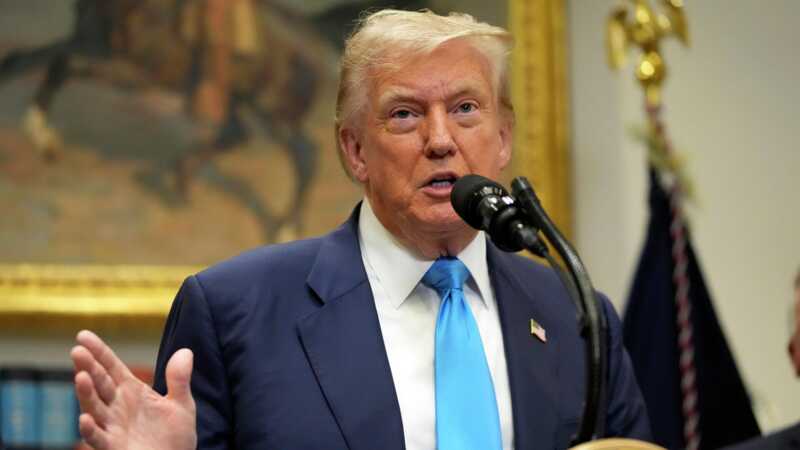 Трамп заявил о передвижении подлодок к границам России в ответ на ядерные угрозы