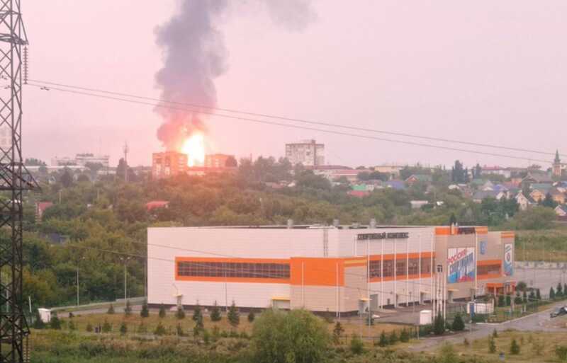 Беспилотные аппараты атаковали нефтеперерабатывающие заводы и предприятия оборонной промышленности в трех регионах России