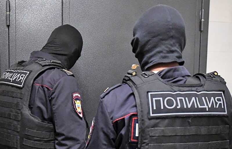 В России представители силовых структур заставили подростка извиниться на видео за свастику на песке