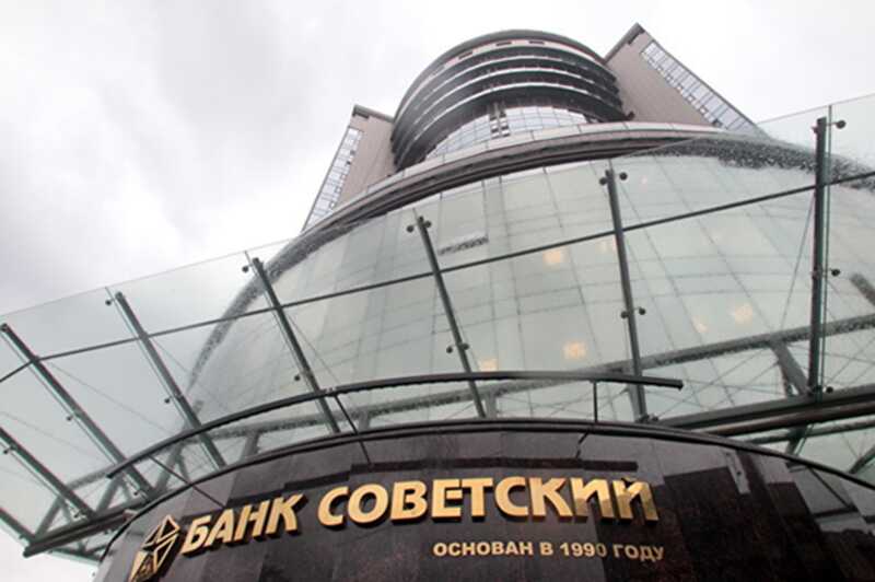 Экс-руководитель банка «Советский» Карпов исчез вместе с крупной денежной суммой, воспользовавшись паспортом Казахстана