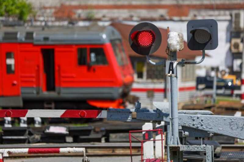 В Тульской области грузовой автомобиль столкнулся с поездом