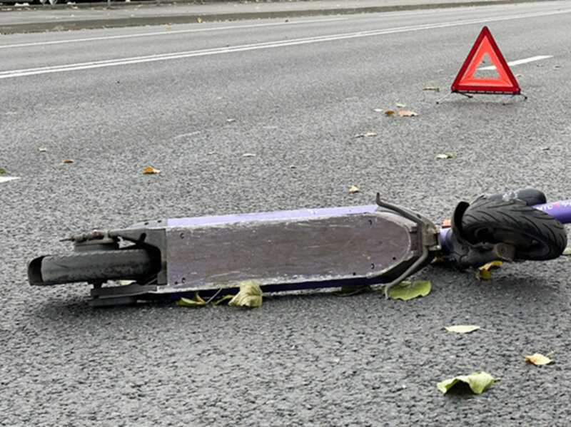 В столице автомобиль совершил наезд на двух подростков, которые передвигались на самокате