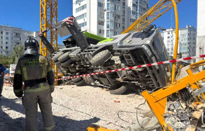 Башенный кран рухнул в жилом районе Севастополя: один человек погиб