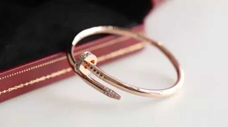 Житель России прятал драгоценности Cartier под стельками своих кроссовок и получил штраф