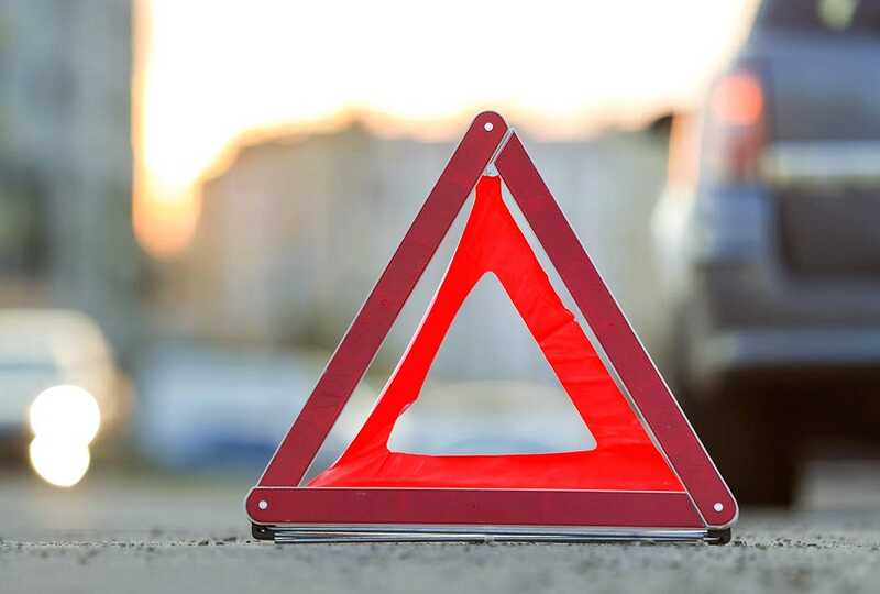 В Москве произошло столкновение такси и грузового автомобиля: пострадали три человека